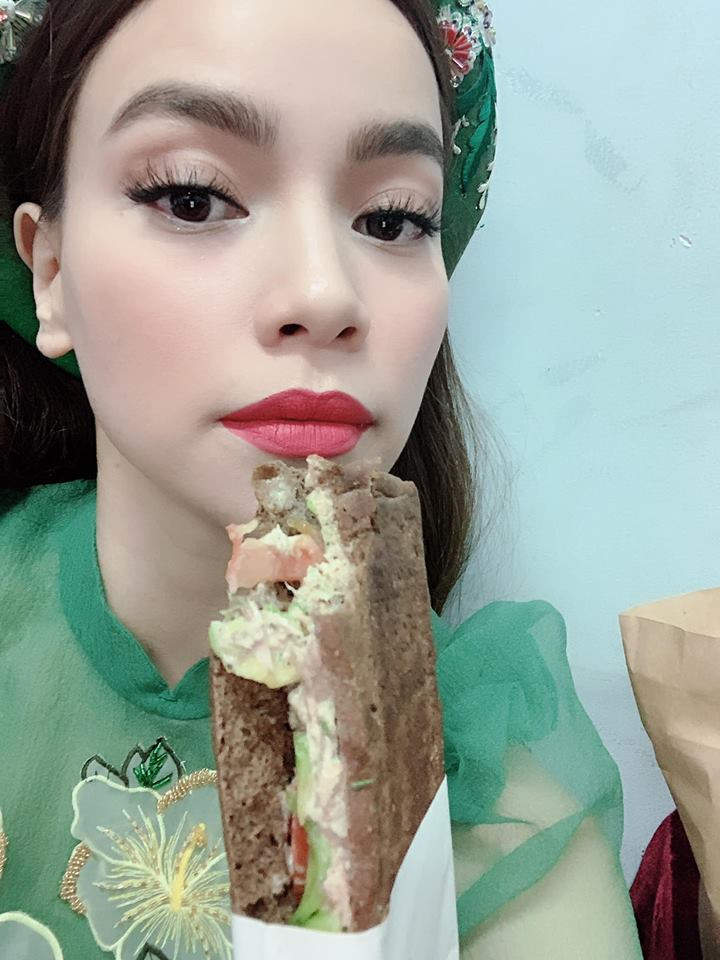 Giọng ca sinh năm 1984 còn cảm ơn bạn trai Kim Lý vì tự tay chuẩn bị món bánh ăn "vừa không bị mập, vừa đẹp da thêm phần nước 5 loại củ quả nữa".