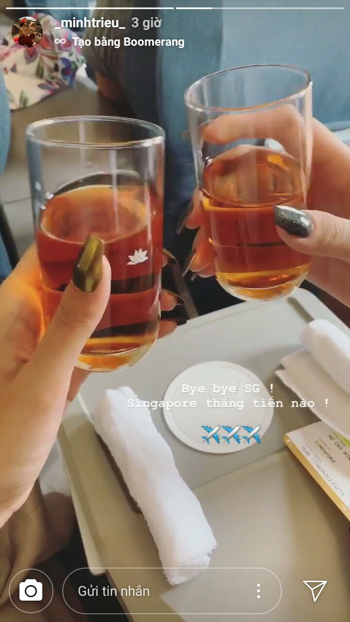 Trên Istagram của mình, người mẫu Minh Triệu cũng đăng tải một bức hình "cụng ly" đầy vui vẻ kèm theo dòng trạng thái: "Bye bye Sài Gòn! Singapore thẳng tiến nào". Dựa vào sự tương đồng trong màu móng tay, không khó để nhận ra Minh Triệu đang "hẹn hò" với Kỳ Duyên.