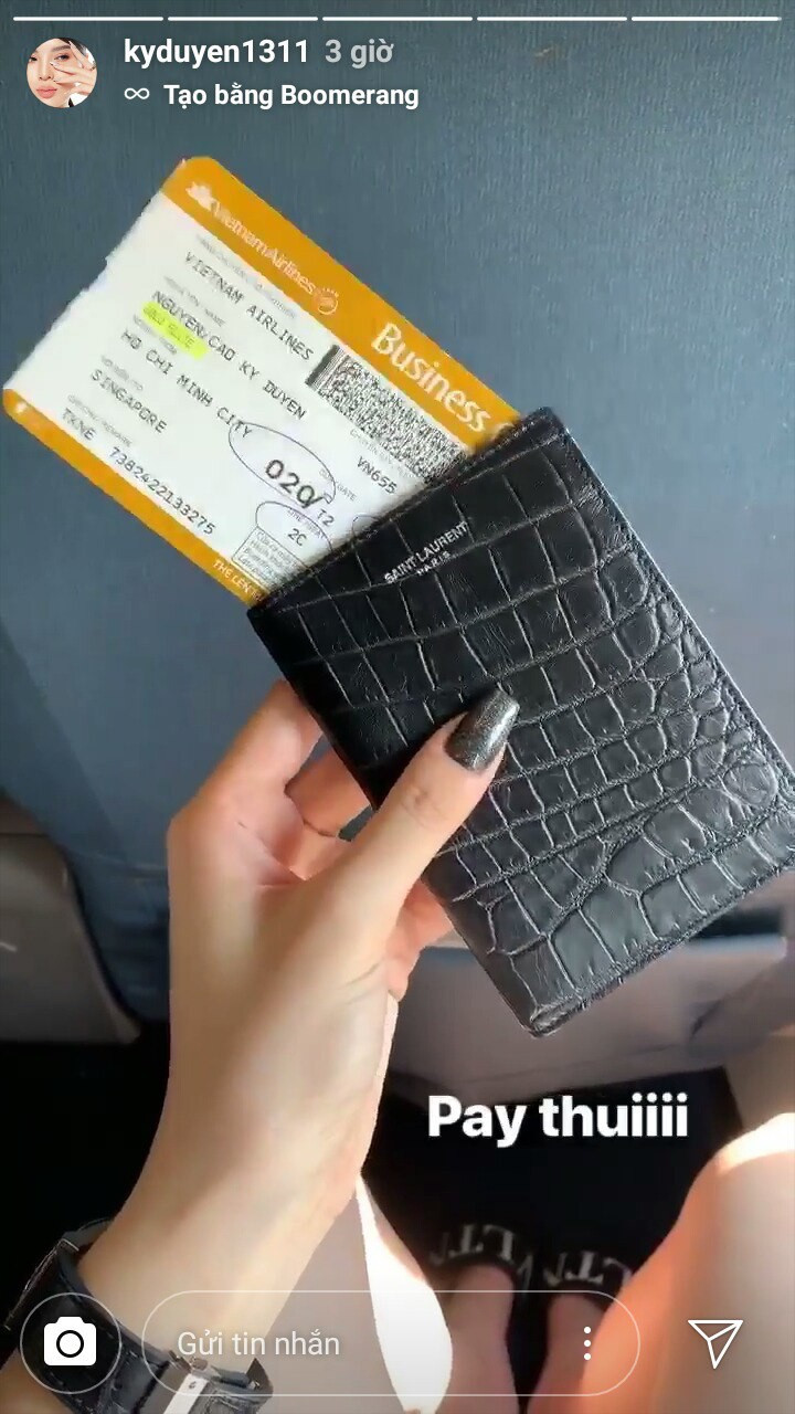 Mới đây, trên Instagram Story, Hoa hậu Việt Nam 2014 còn đăng tải một bức ảnh chụp tấm vé máy bay hạng thương gia với hành trình từ TP HCM đến Singapore.