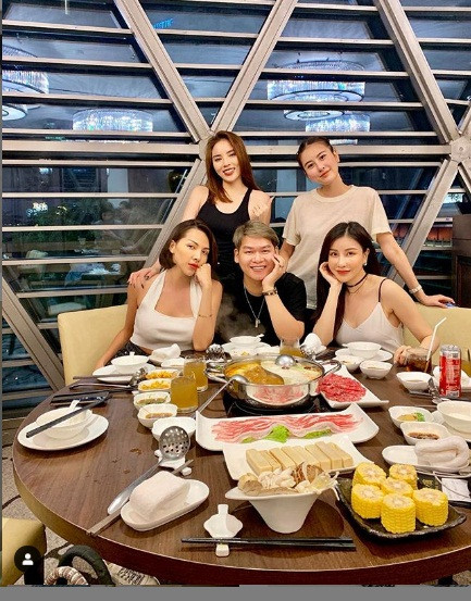 Kỳ Duyên và Minh Triệu khoe ảnh tụ tập bạn bè nơi trời Tây: "Nhà mình sang tới đây rồi mà vẫn có nhau nè". Trong ảnh, nàng Hậu khoác vai "tình tin đồn" khá tình tứ.