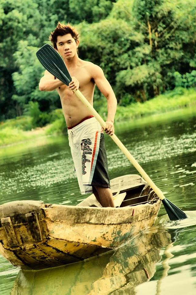 Nam ca sĩ được nhận xét là bảnh trai, nam tính khi khoe ảnh thời thanh xuân. Ảnh: Facebook nhân vật.