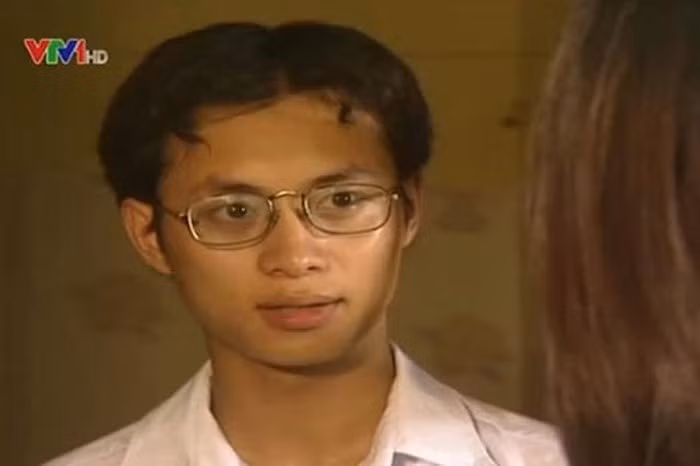 Trong "Phía trước là bầu trời", Thành Vinh (Á quân Đường lên đỉnh Olympia mùa đầu tiên) vào vai Nam - một sinh viên nghèo chăm học, thích đọc sách. Dù có cuộc sống và tính cách trái ngược nhưng Nam và Trà "cave" lại duy trì một mối quan hệ khó gọi tên.