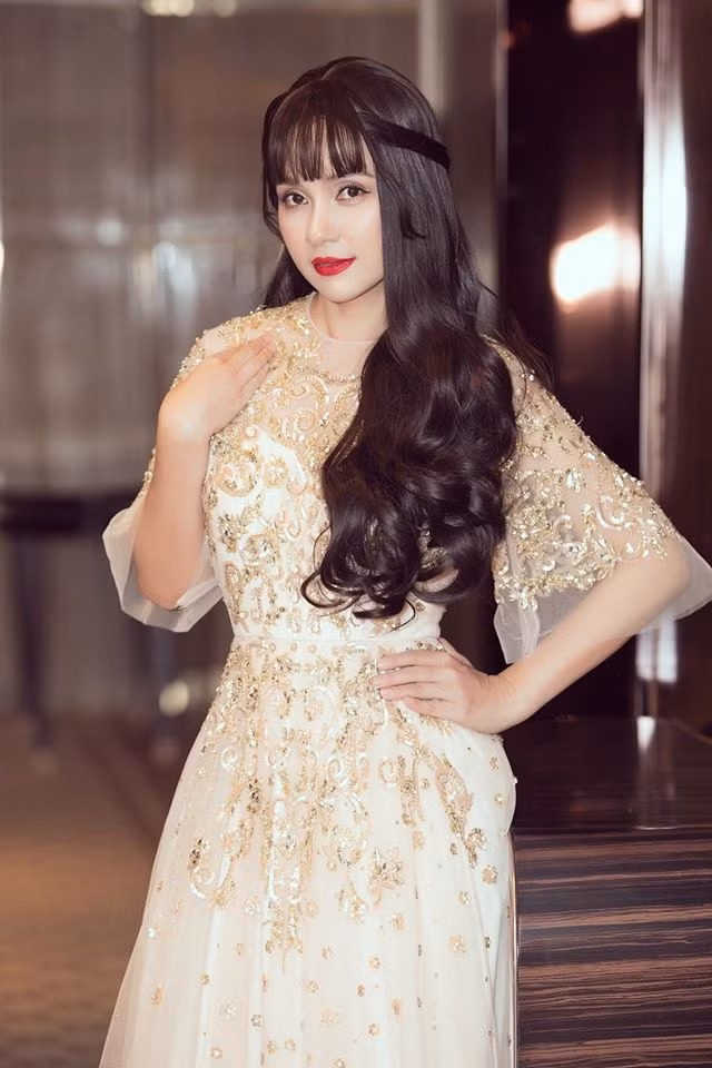 Việt Trinh có nguồn thu nhập ổn định từ công việc hiện tại. Cô còn nhận lời mời tham gia gameshow, làm giám khảo và hài lòng với cuộc sống không phải ganh đua, sân si với ai.