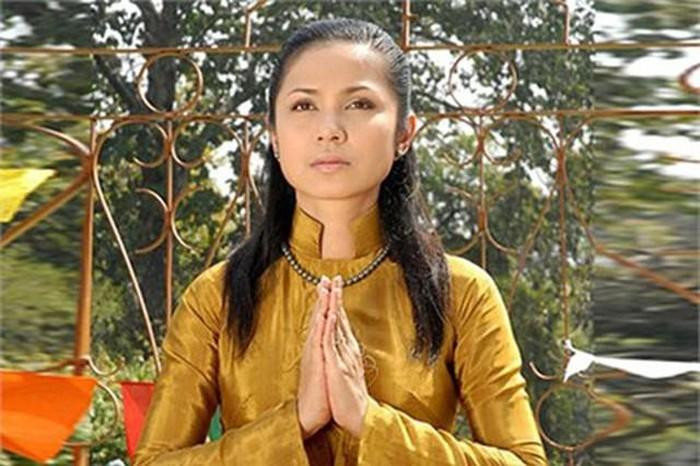 Ồn ào với hai đại gia khiến sự nghiệp của Việt Trinh bị ảnh hưởng. Đang từ một nghệ sĩ chạy show không biết mệt mỏi, nữ diễn viên chọn cho mình cuộc sống ở ẩn để thanh tịnh trong tâm.