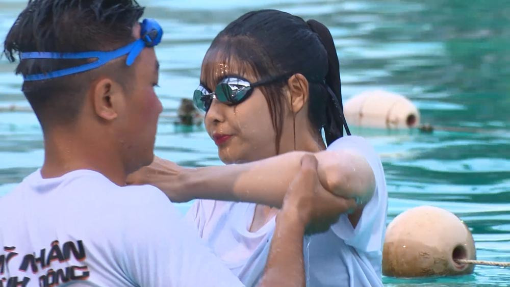 Nhắc lại những khó khăn khi tham gia bài kiểm tra “Cứu nạn, cứu hộ dưới nước” (tập 4), vợ cũ Tim cho biết: “Tôi bơi khá giỏi nhưng thực sự việc phải lặn xuống dưới thì hơi của tôi không được tốt sau khi có gia đình, sinh em bé”.