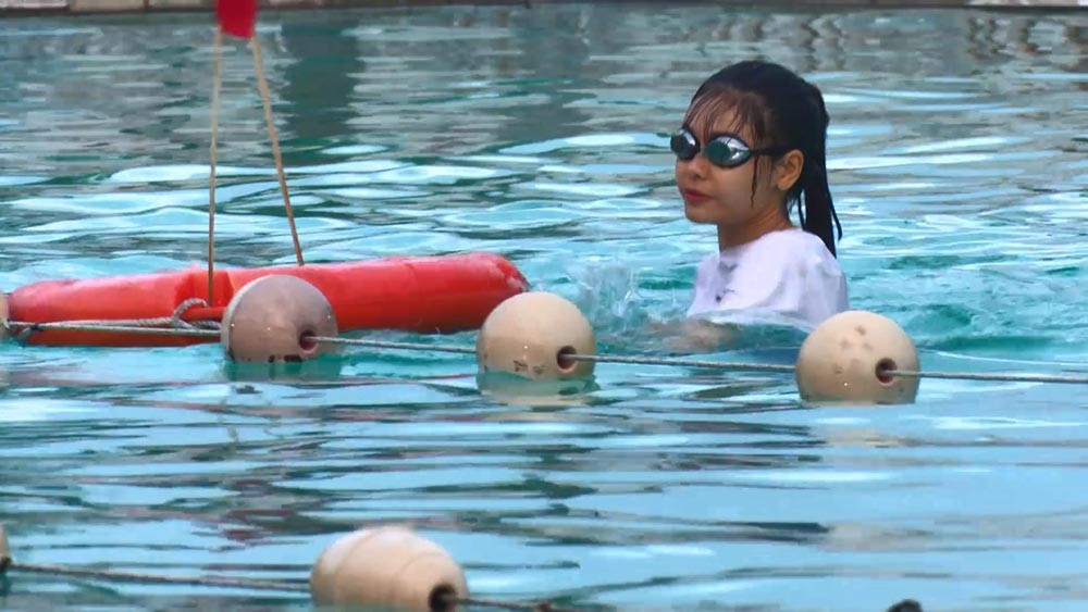 Ngắt lời vợ cũ, host Tim nói: “Nhưng diễn viên có thể diễn được mà... Tôi thấy việc lặn xuống không có gì mệt hết”. Phản ứng lại Tim, Trương Quỳnh Anh cho rằng: “Nếu không mệt thì sao MC không thử đi? Đó là cảm xúc của người ta và rất là khó diễn. Tôi là diễn viên và chỉ thích diễn trong phim thôi, còn bản thân tôi thì không thích diễn. Đóng phim đã rất mệt rồi, ngoài đời thật cũng diễn nữa để làm gì...”.