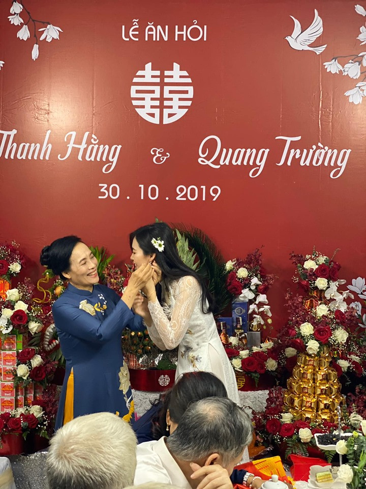  Người đẹp Bùi Thanh Hằng hạnh phúc trong ngày ăn hỏi.