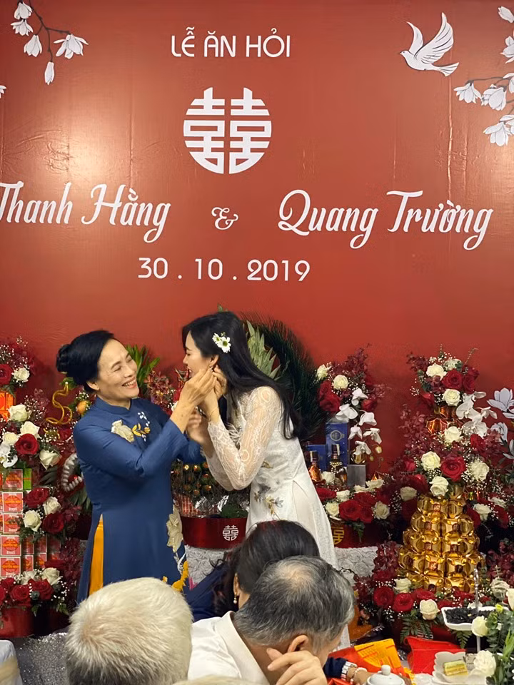  Người đẹp Bùi Thanh Hằng hạnh phúc trong ngày ăn hỏi.