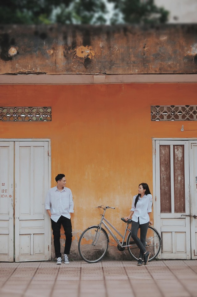 Trước ngày ăn hỏi, mỹ nhân họ Bùi bộc bạch: "Chuẩn bị tinh thần cả năm qua, vừa chờ đợi ngày này tới nhưng cũng mong nó đừng tới quá nhanh, vì vẫn luyến tiếc những năm tháng tự do yêu đương chưa ràng buộc. Nhưng ngày mai sẽ khác, ngày mà chúng ta cùng nhau ước hẹn cho một tương lai đã định, ở đó có anh, có em, có bạn bè và chắc chắn là cả gia đình nữa".