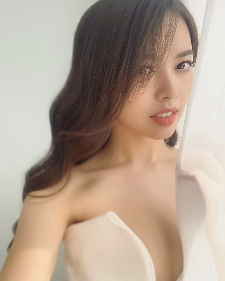 Người đẹp không lấn sân showbiz mà tiếp tục theo đuổi con đường học vấn. Ảnh: FBNV.