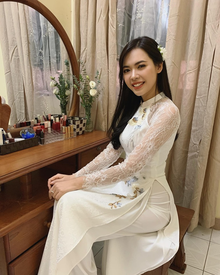 Cô dâu trang điểm nhẹ nhàng vẫn vô cùng xinh đẹp.