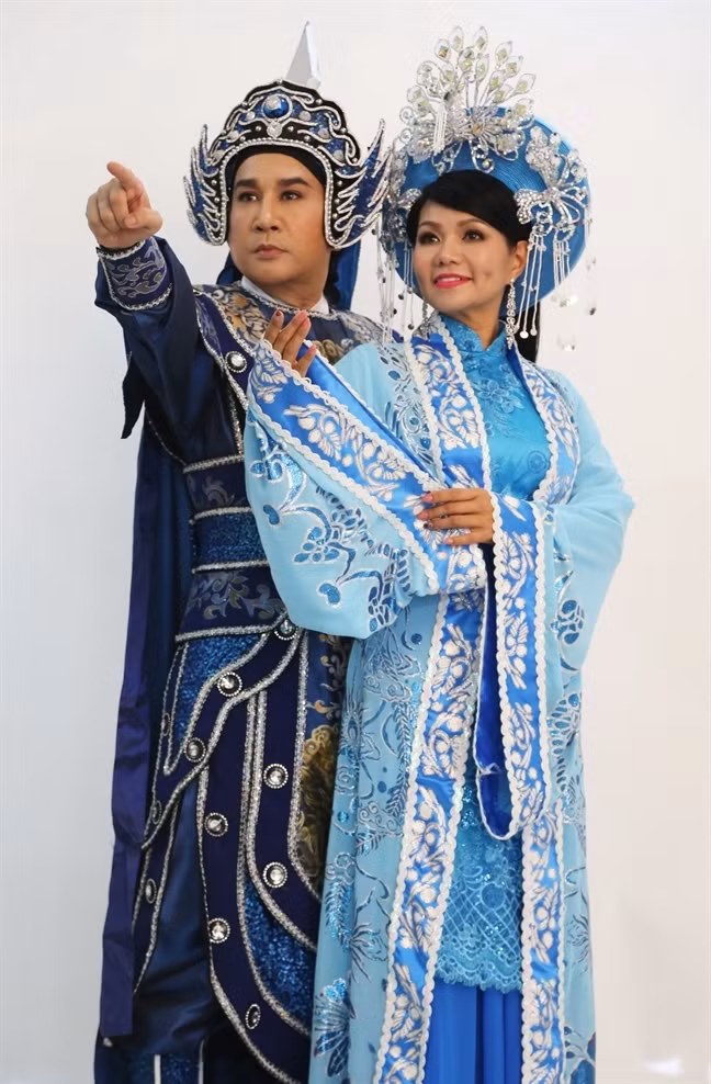 Trong bài phỏng vấn mới đây nhân dịp cả hai hội ngộ, Ngọc Huyền bộc bạch từng rất yêu nhưng không dám vượt ngưỡng tình bạn vì sợ “Kim Tử Long đào hoa” và giờ cả hai xem nhau như "người tình sân khấu".