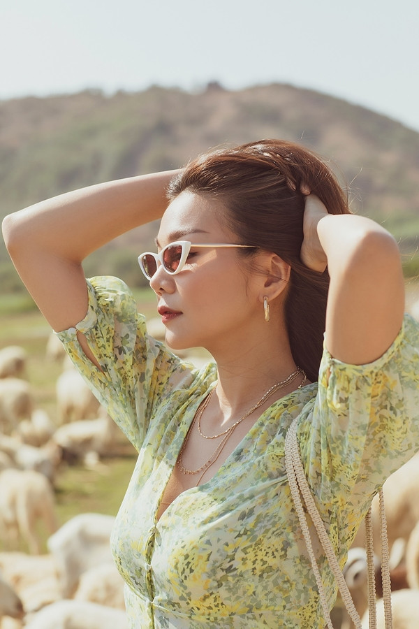 Trong bộ đầm lụa họa tiết hoa, chân dài sinh năm 1983 trở nên vô cùng dịu dàng và quyến rũ.