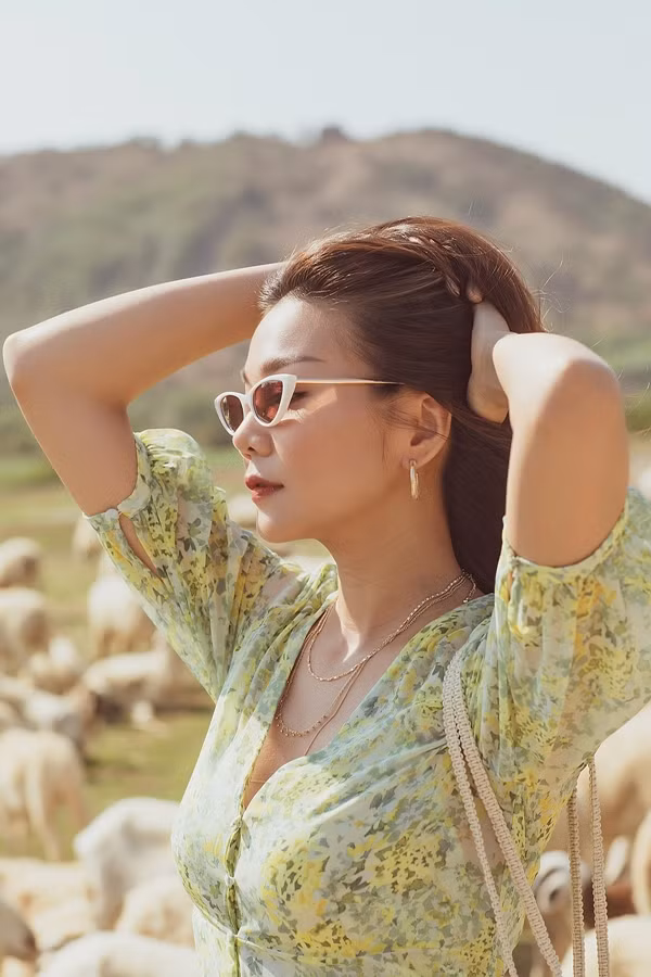 Trong bộ đầm lụa họa tiết hoa, chân dài sinh năm 1983 trở nên vô cùng dịu dàng và quyến rũ.