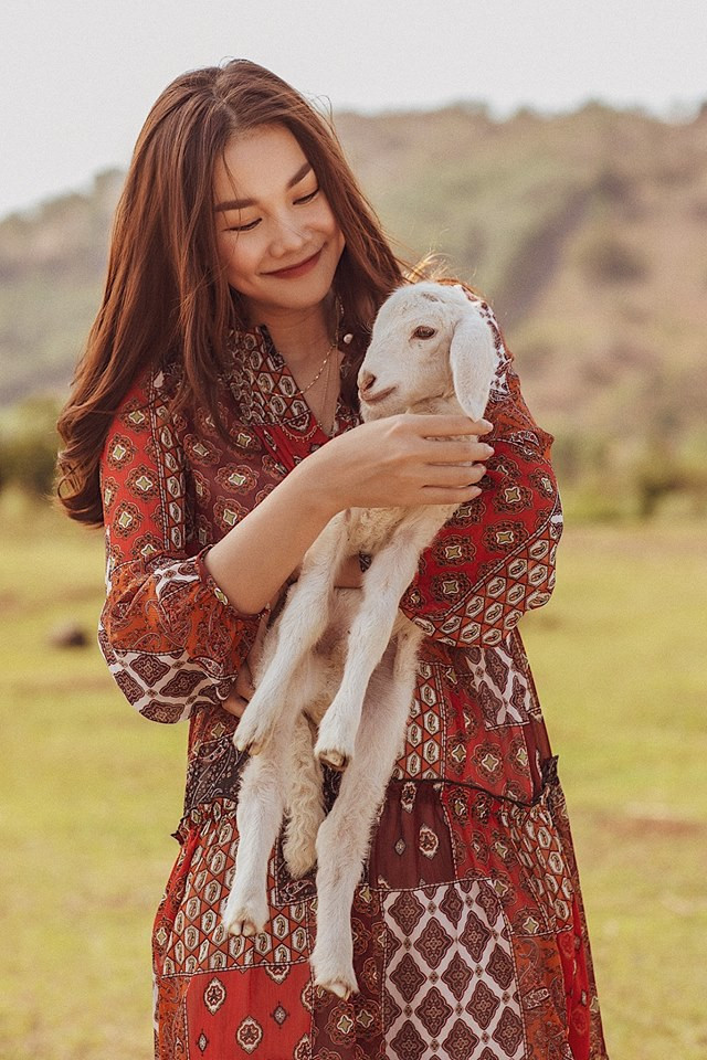 Mỗi bộ trang phục từ nhẹ nhàng đến quyến rũ và cá tính đều làm toát lên nét tươi trẻ của nữ siêu mẫu 8X.