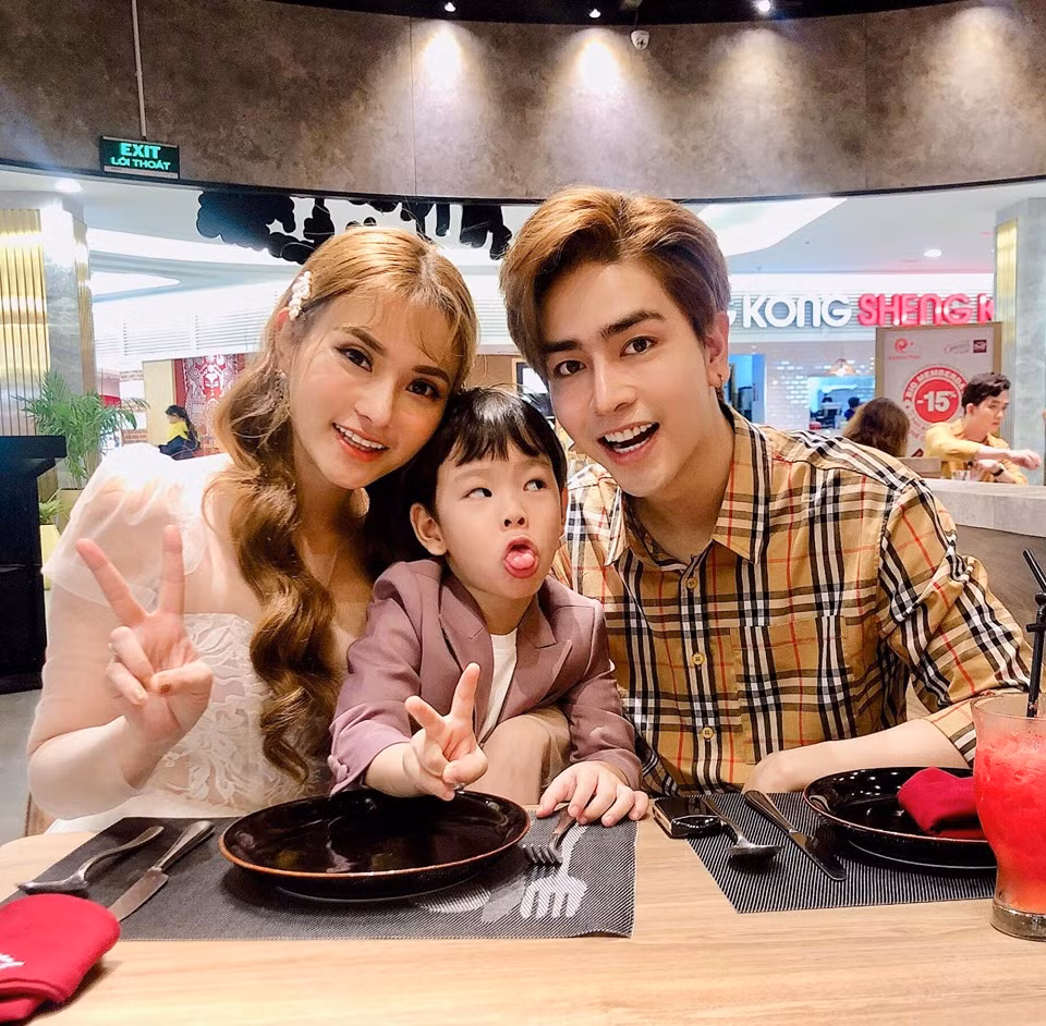 Sau ồn ào đã qua, fan hy vọng gia đình 3 người của nữ ca sĩ luôn hạnh phúc cũng như cẩn trọng hơn khi chia sẻ hình ảnh cuộc sống riêng tư lên mạng xã hội. Ảnh: FBNV.