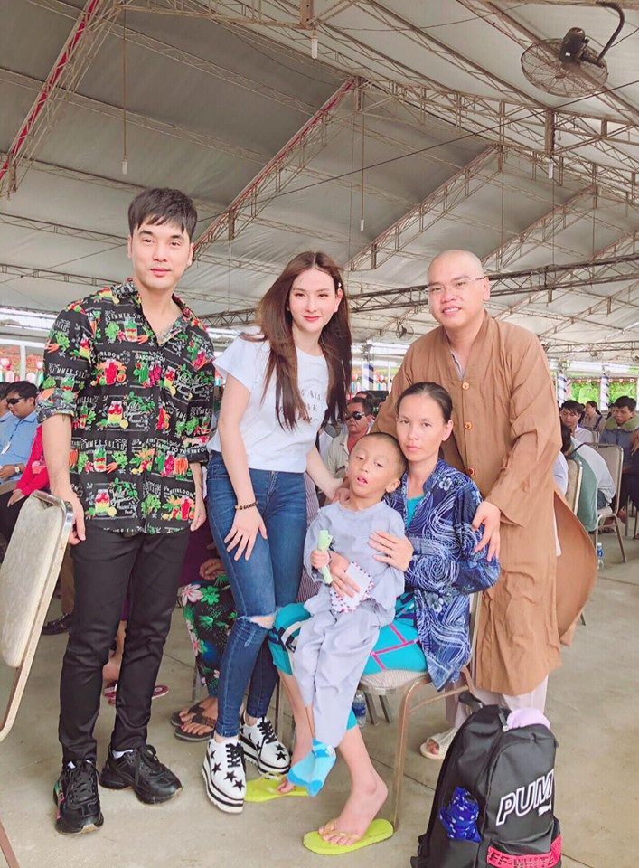 Ngoài thời gian đi diễn, giọng ca "Mong anh quay về" cùng đàn anh Ưng Hoàng Phúc miệt mài đi từ thiện.