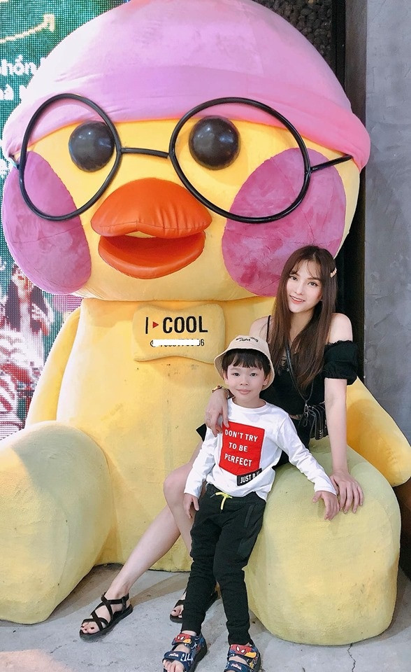 Dù vậy, Kin Nguyễn vẫn "im hơi lặng tiếng" trên trang cá nhân. Trong khi đó, Thu Thủy đã bắt đầu cởi mở hơn khi đăng ảnh đi chơi cùng con mà không có sự hiện diện của ông xã. Ảnh: FBNV.