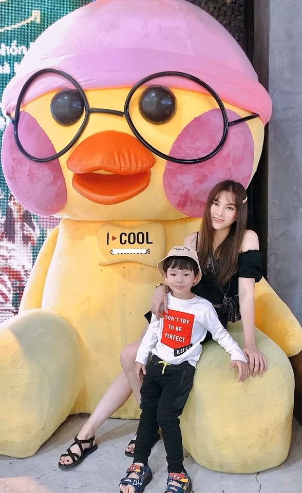 Dù vậy, Kin Nguyễn vẫn "im hơi lặng tiếng" trên trang cá nhân. Trong khi đó, Thu Thủy đã bắt đầu cởi mở hơn khi đăng ảnh đi chơi cùng con mà không có sự hiện diện của ông xã. Ảnh: FBNV.