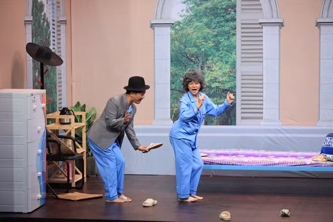 Thu Thủy sớm trở lại hoạt động nghệ thuật sau thời gian ngắn mệt mỏi vì lùm xùm. Nữ ca sĩ gây ấn tượng trên sân khấu "Ơn giời cậu đây rồi" hồi đầu tháng 8 vừa qua. Ảnh cắt clip VTV.