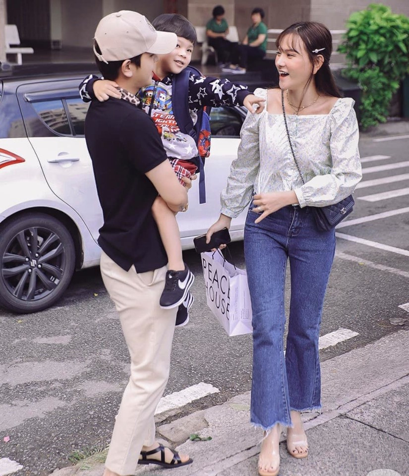 Tròn một tháng sau ồn ào bạo hành con riêng của Thu Thủy, Kin Nguyễn mới thoải mái hơn khi lần đầu xuất hiện bên bà xã và con trai Henry. a