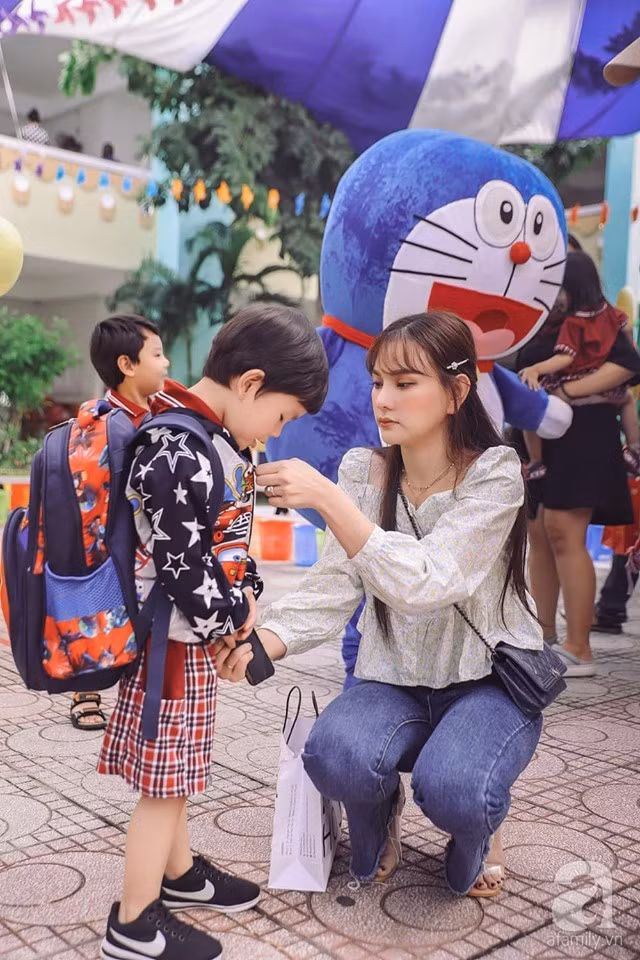 Thu Thủy ân cần chăm sóc con trai ngày đầu đến trường. Cả cô và ông xã cũng nhận được sự cảm thông khi dám đối mặt với scandal, thẳng thắn lên tiếng xin lỗi về cách dạy con không đúng của mình, cũng như khẳng định "việc bạo hành là không bao giờ xảy ra". Ảnh: Afamily.