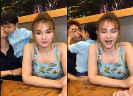 Đầu tháng 8 vừa qua, Kin Nguyễn - chồng Thuy Thủy bị chỉ trích gay gắt khi vướng nghi vấn bạo hành con trai riêng của vợ - bé Henry, sau khi một đoạn livestream tố Kin Nguyễn cấu tay Henry được lan truyền. Trước áp lực của dư luận, chồng trẻ của nữ ca sĩ bất ngờ được một số dân mạng minh oan khi đăng phần trước của đoạn livestream với cảnh bé Henry được ba dượng ôm hôn. Cậu bé cũng đáp lại bằng cử chỉ thân mật, âu yếm. Ảnh cắt clip.