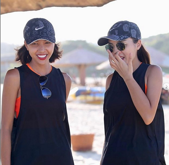 Trước đó không lâu, trong hậu trường "Cuộc đua kỳ thú", nàng cựu hoa hậu còn chẳng ngại ngần "làm xấu" hình ảnh của mình khi đăng ảnh đang thản nhiên ngoáy mũi rồi đưa ra cho Minh Triệu xem, mặc cho "người tình tin đồn" có phần ái ngại.