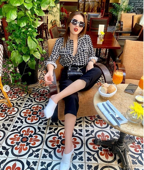 Đăng kèm dòng chú thích là bức ảnh Hoa hậu Việt Nam 2014 ngồi vắt chéo chân như đàn ông, vô tư dùng tay ngoáy mũi. Dù khiến fan bật cười với hành động "lầy lội" của mình nhưng Kỳ Duyên vẫn bị nhiều người nhận xét là "kém sang, vô duyên". Trong khi đó, người đẹp chẳng ngại ngần đáp lại: "Sang quá làm gì, mệt lắm".