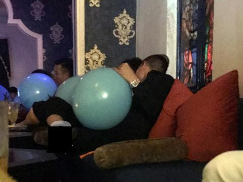 ... vui vẻ hút bóng cười với bạn trai tại một quán cà phê ở TP HCM. Ảnh: Xù.