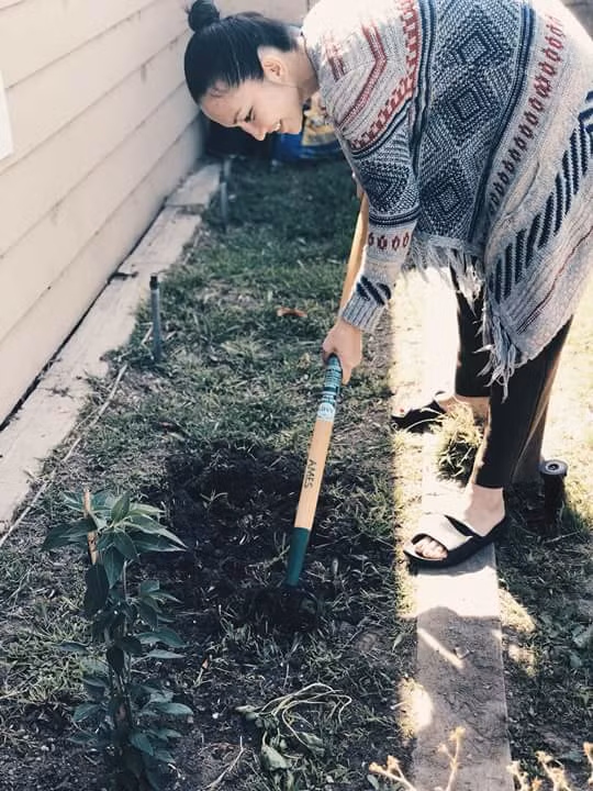 Người đẹp có những giây phút thảnh thơi chăm sóc cho khu vườn nhỏ. Ngoài thời gian chăm lo cho tổ ấm và kinh doanh cùng chồng, Kim Hiền còn đi diễn kịch để bớt nhớ nghề.