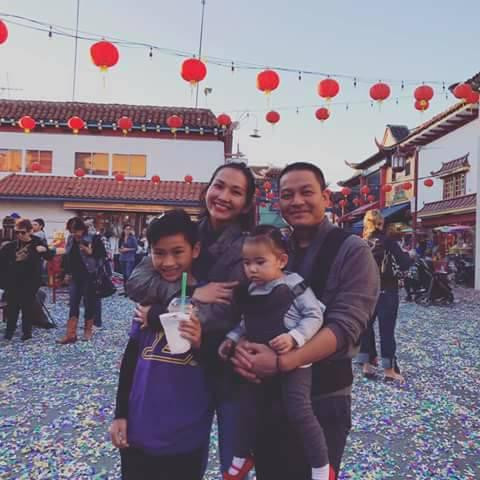 Cô viết: "Cám ơn tình yêu của em! Bao sóng gió, khó khăn và mọi thứ cứ trải qua trong chúng ta gần 5 năm nhưng vẫn mãi cạnh nhau và ước mơ cũng đã thực hiện chung với nhau về công việc! Mỗi bước đi là mỗi thắt chặt chúng ta! Cám ơn chồng!".