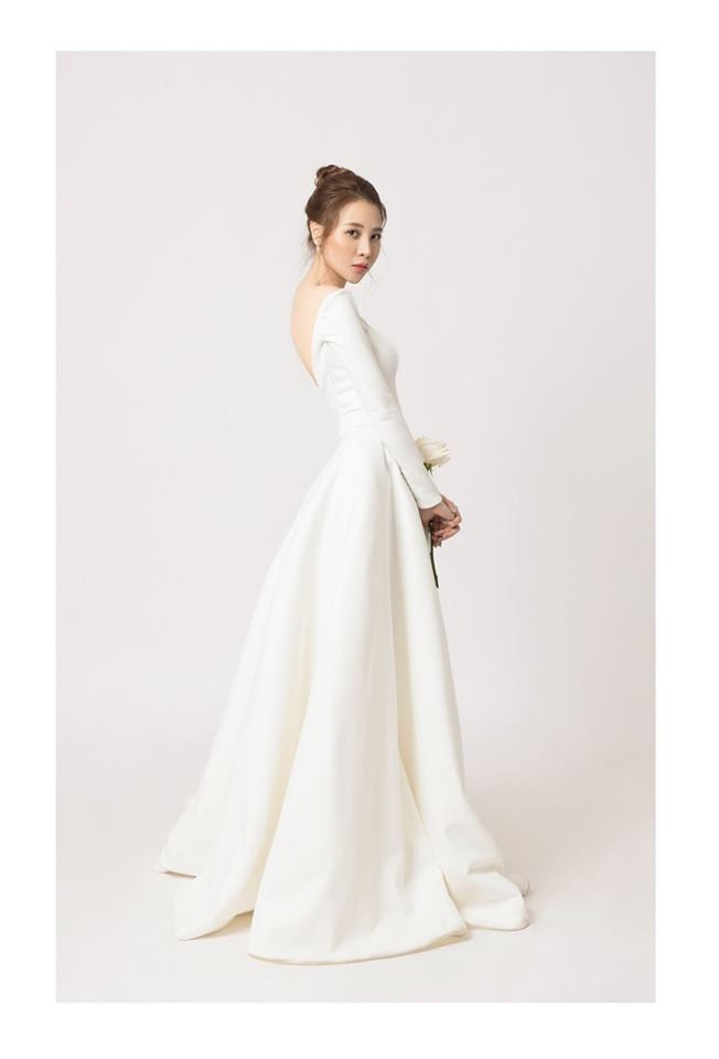 Bộ váy cưới trắng tinh khôi với phần trễ ở vai và khoe lưng trần làm tôn lên vẻ đẹp gợi cảm, nữ tính của chân dài họ Đàm.