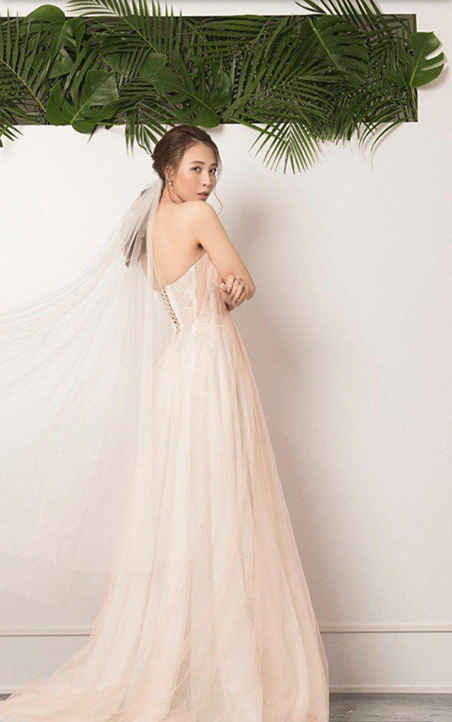 Tính cách nền nã, khéo néo trong cách cư xử cùng ngoại hình lý tưởng và gương mặt xinh đẹp của chân dài xứ Lạng khiến đại gia phố núi "say như điếu đổ".