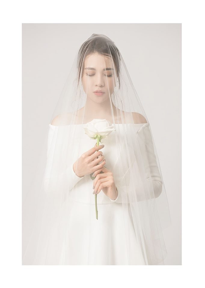 Vốn là người thích sự đơn giản nên cựu người mẫu gốc Lạng Sơn chọn những thiết kế váy cưới tối giản nhưng phải thanh lịch và tinh tế.