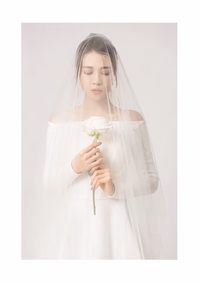 Vốn là người thích sự đơn giản nên cựu người mẫu gốc Lạng Sơn chọn những thiết kế váy cưới tối giản nhưng phải thanh lịch và tinh tế.