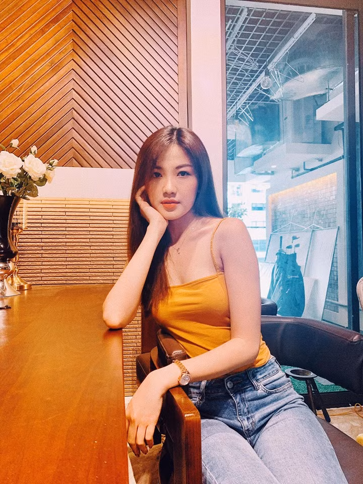 Năm 2014, cô từng là thủ khoa đầu vào nổi tiếng xinh đẹp của trường Sân khấu Điện ảnh Hà Nội.