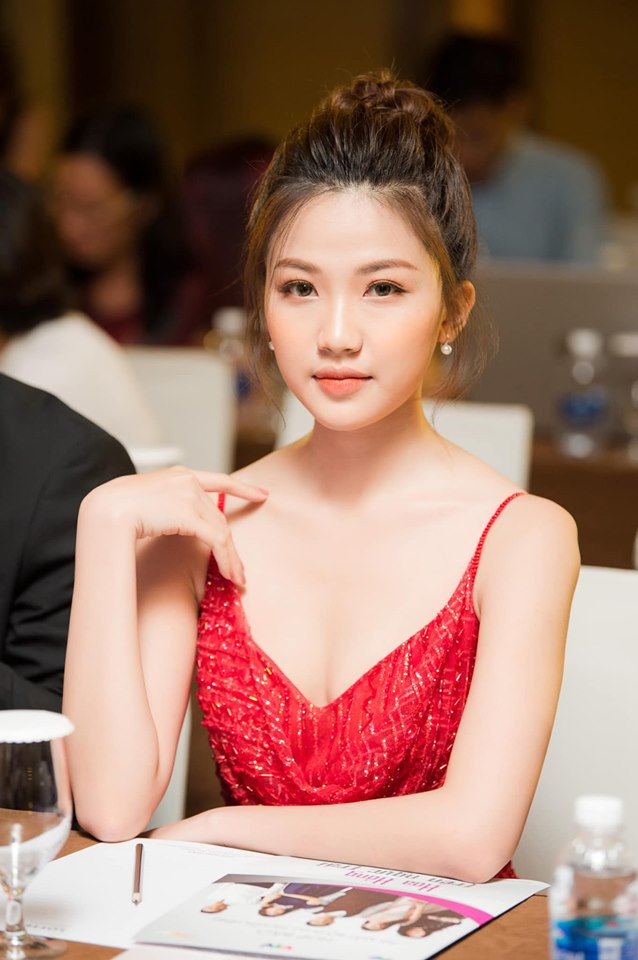 Nữ diễn viên trẻ sinh năm 1996 sở hữu gương mặt xinh đẹp, nước da trắng, đôi chân dài như người mẫu.