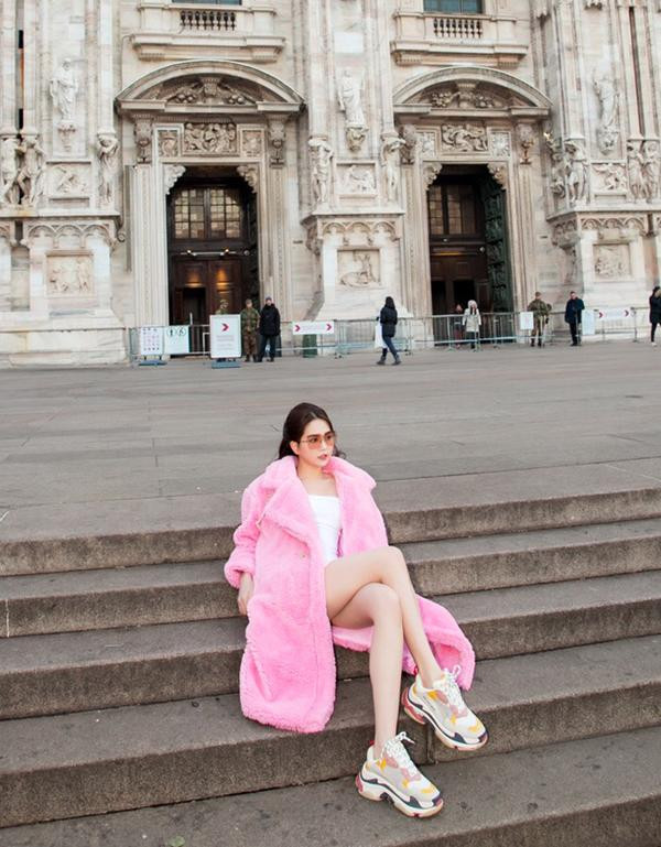 Dù thời tiết lạnh nhưng Ngọc Trinh vẫn không ngại diện váy ngắn khoe chân dài miên man.