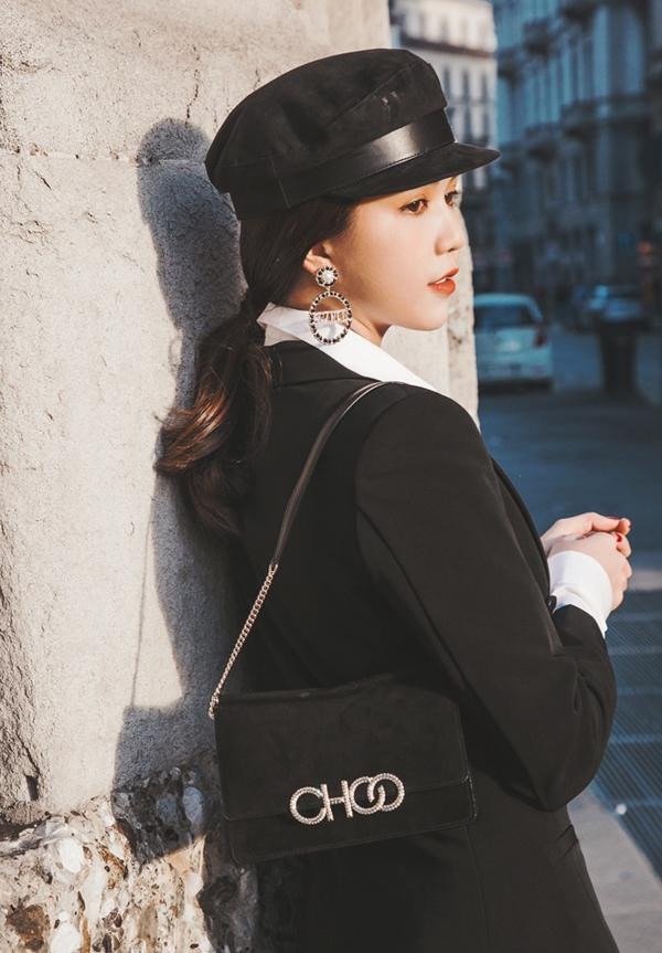 Chân dài đầu tư trang phục cho chuyến sang Milan để tham dự sự kiện thời trang lần này.