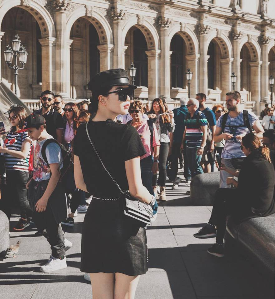 Trước đó, khi đi dạo chơi ở Paris (Pháp), Ngọc Trinh cũng khiến bao chàng trai không thể rời mắt vì vẻ đẹp gợi cảm của mình.