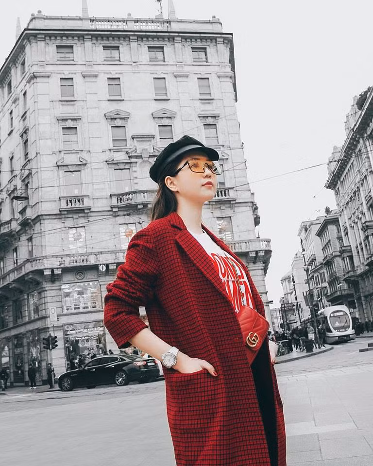 Mới đây, Ngọc Trinh cùng ông bầu Khắc Tiệp và người mẫu Quỳnh Thư có cơ hội được tham dự Tuần lễ thời trang Milan 2019 tại Italy. Nhân dịp này, Ngọc Trinh lưu lại vài ngày để dạo chơi thành phố Milan yên bình, cổ kính. Ảnh: Tony Dinh.