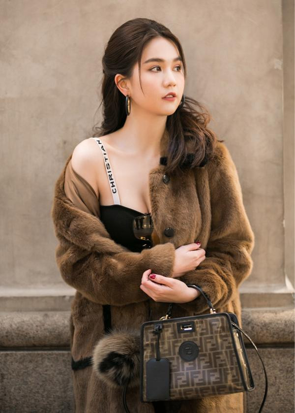 Người đẹp trễ nải vai áo, phô vòng một lấp ló.