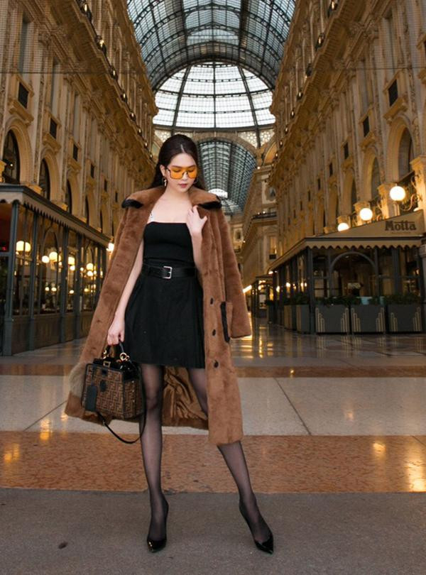 Không chỉ gợi cảm, Ngọc Trinh còn sang chảnh ngút trời khi diện lên mình toàn hàng hiệu.