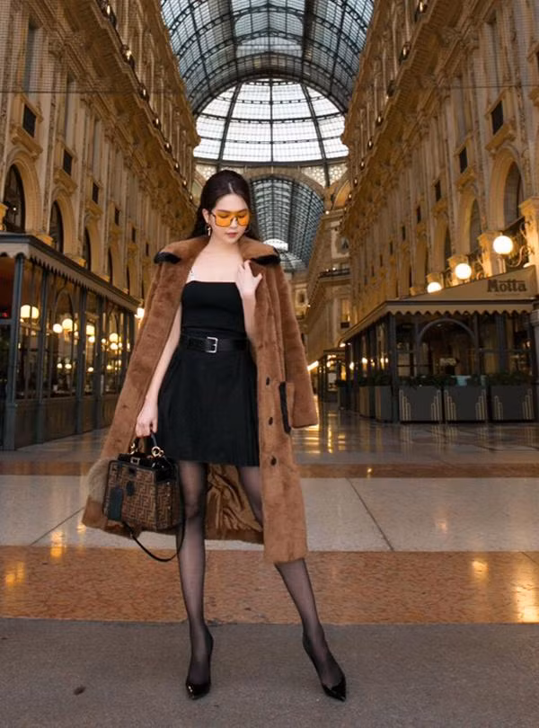 Không chỉ gợi cảm, Ngọc Trinh còn sang chảnh ngút trời khi diện lên mình toàn hàng hiệu.