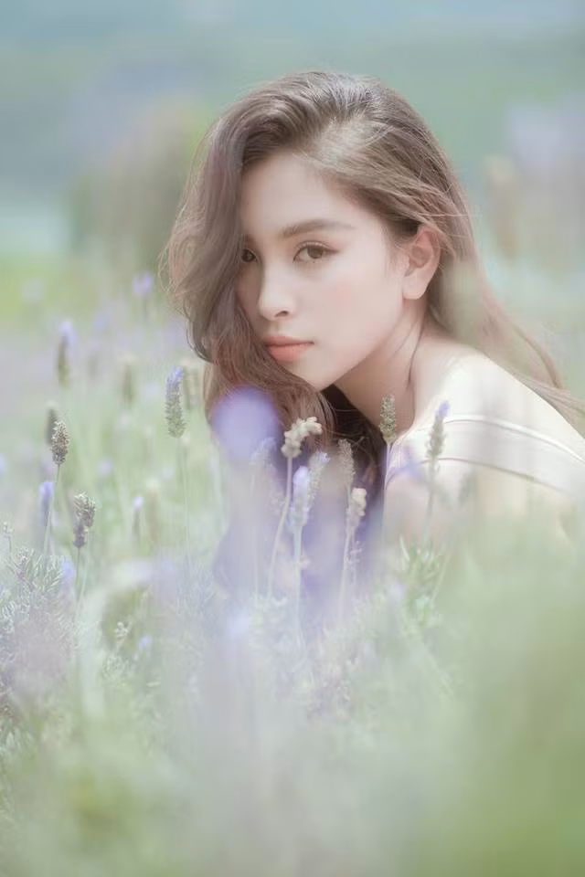 Người đẹp Quảng Nam bồi hồi nhớ lại: "Nửa năm đăng quang nhưng Vy cảm giác là đã lâu hơn thế, có lẽ do Vy được đi nhiều hơn, được gặp gỡ nhiều người, trải nghiệm nhiều điều".