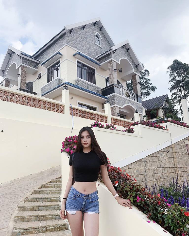 Nhan sắc lẫn phong cách thời trang của Hoa hậu Tiểu Vy ngày càng được đánh giá cao. Ảnh: FBNV.