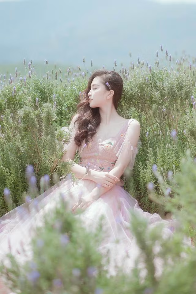 Bộ ảnh mới được Tiểu Vy đăng tải như lời cảm ơn gửi đến người thân, bạn bè và người hâm mộ đã ủng hộ cô thời gian qua.