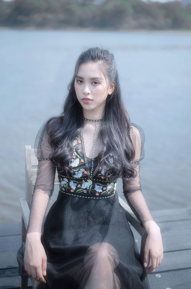 Cô luôn ghi điểm mỗi khi xuất hiện nơi đông người nhờ sự chỉn chu và thân thiện.