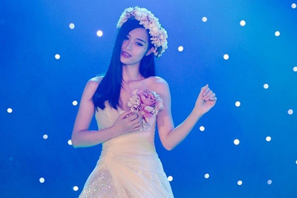 Diện bộ váy cưới cúp ngực, đính hoa to bản khiến "cô dâu" Đông Nhi đẹp tựa thiên thần.